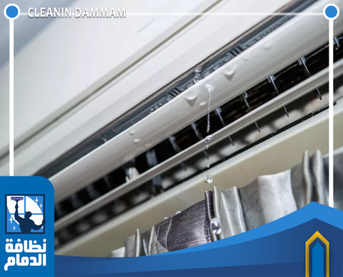 فني تنظيف مكيفات بالدمام يقوم بتنظيف الفلاتر والأنابيب لضمان كفاءة المكيف.
