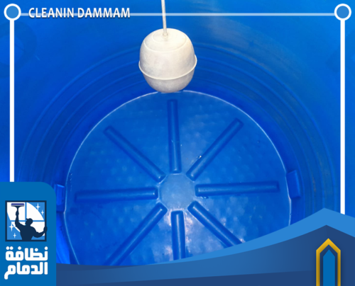 تنظيف خزان المياه من الداخل لإزالة الشوائب العالقة بالقاع.