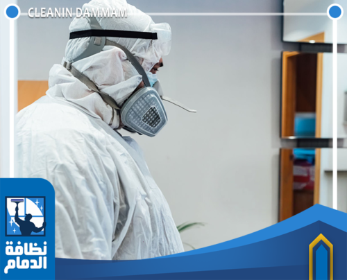 تنظيف وتعقيم كنب بالدمام 0509072853 النظافة الدمام فني يرتدي قناع حماية أثناء متابعة أعمال التطهير الداخلي.